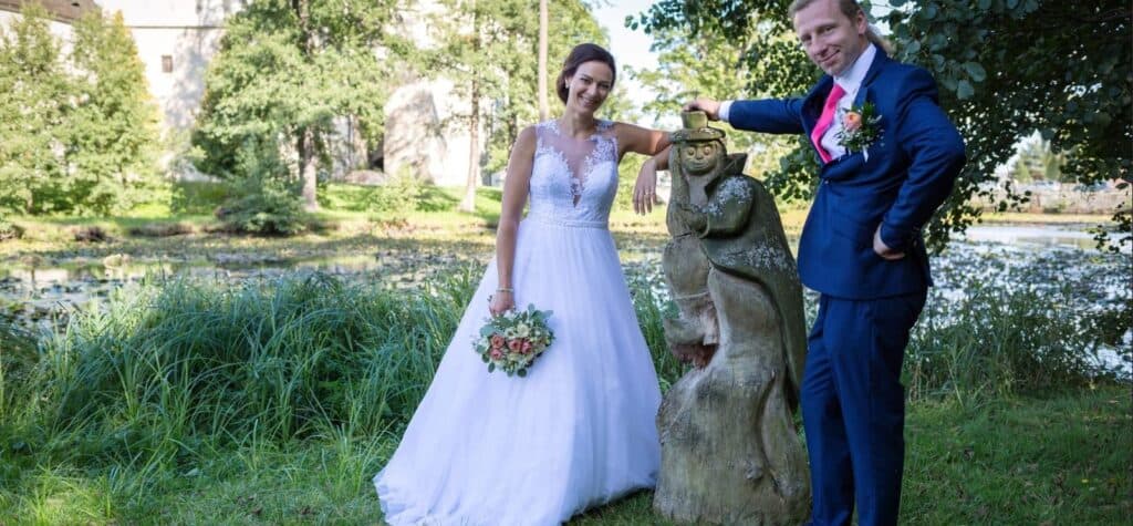Svatební obřad v zámeckém parku