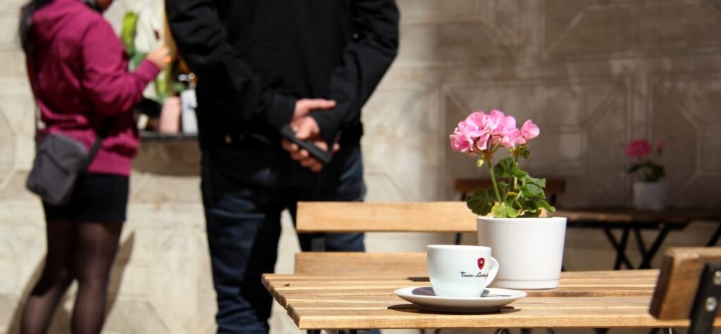 Oh My Deer Café - posezení na nádvoří